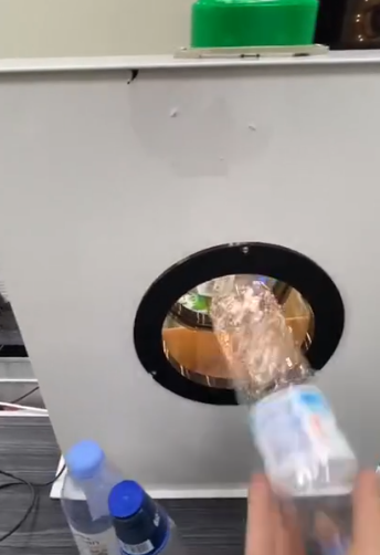 RVM 读码仓配套瓶子回收机扫码，快速识读瓶身条码，完成瓶子回收识别校验.png